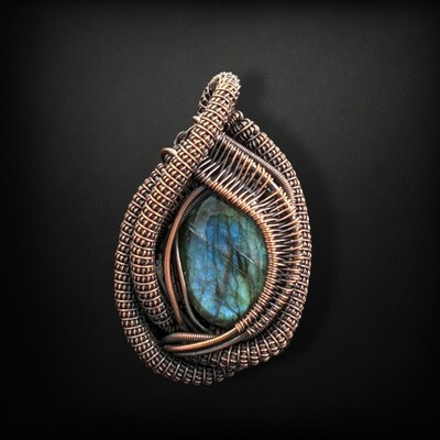 Gift of the Aurora: Sparkling Labradorite Pendant Lights Up Your Heart - image2